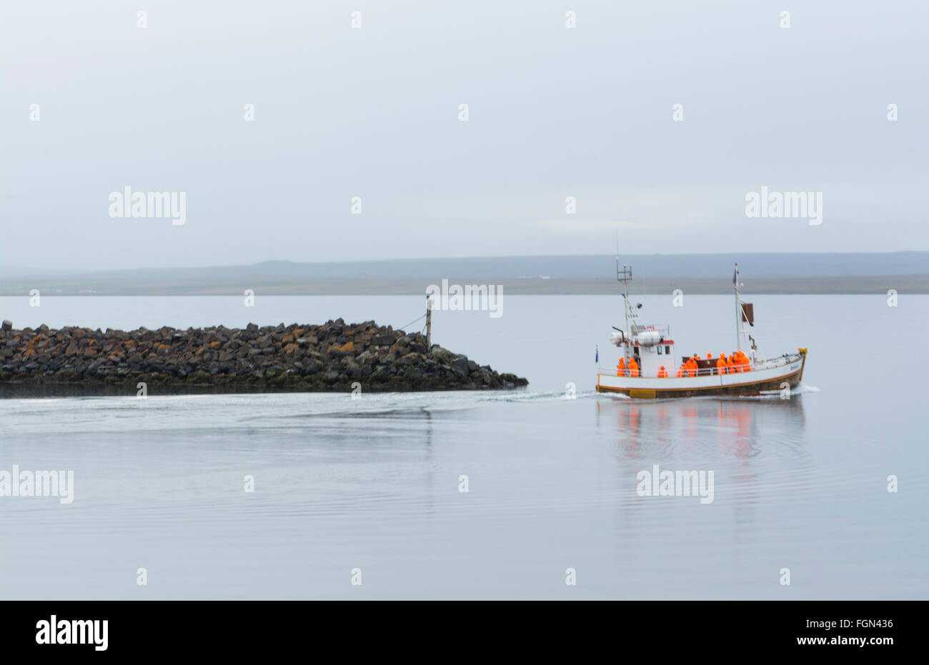 Hvammstangi Islande Islande du bateau d'observation des phoques au quai avec les touristes en orange d'imperméables Banque D'Images