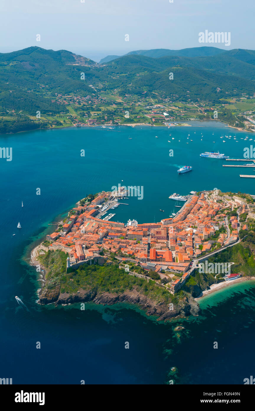 L'Italie, la Toscane, l'île d'Elbe et Portoferraio, ville et port (vue aérienne) // Italie, Toscane, l'île d'Elbe, Portoferraio, ville et Banque D'Images