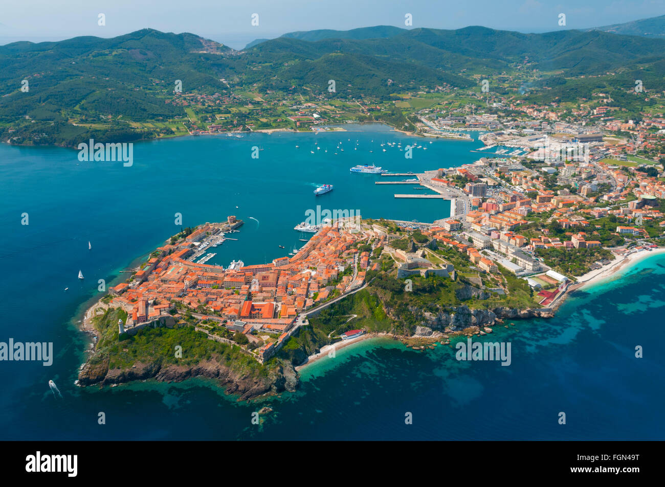 Italie, Toscane, île d'Elbe, Portoferraio, ville et port (vue aérienne) Banque D'Images
