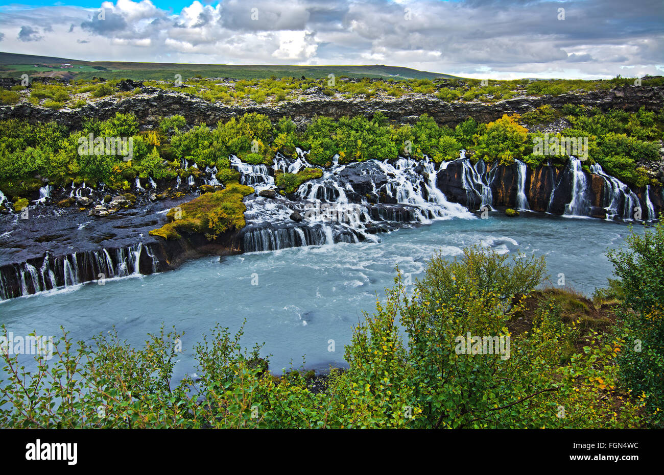 L'Islande lave Hraunfossar tombe dans la vallée de Reykholt dans l'ouest de l'Islande de nombreuses chutes le long de la falaise de Langjökull glacier Banque D'Images