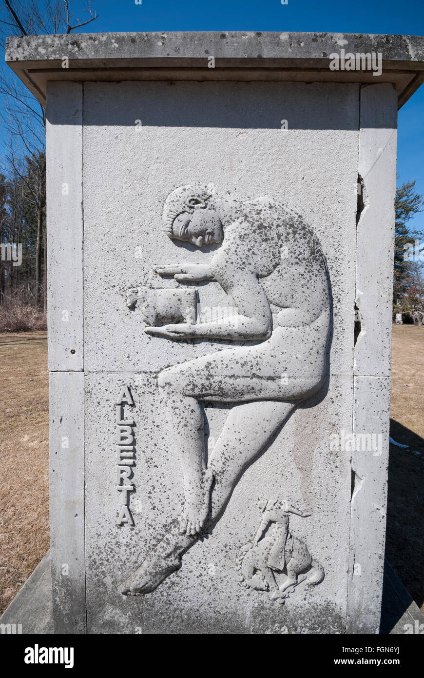 L'une des nombreuses pièces d'art bas relief sauvés des bâtiments historique de Toronto au motif de la Guild Inn en Ontario Canada Banque D'Images