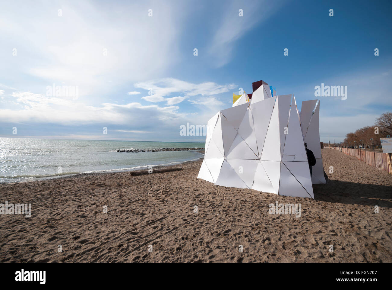 Un sauveteur plate-forme est utilisé pour créer une sculpture intitulée "Lithoform' à Toronto pour une plage hiver art de la concurrence. Banque D'Images