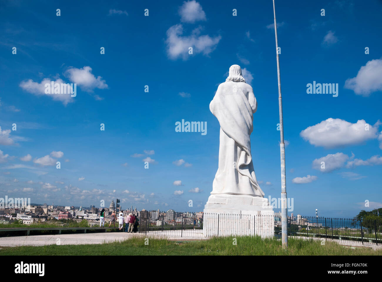 Touristes sur le terrain de Cristo de la Habana 'Christ de la Havane' une statue de 20 mètres surplombant le port de la Havane. Banque D'Images