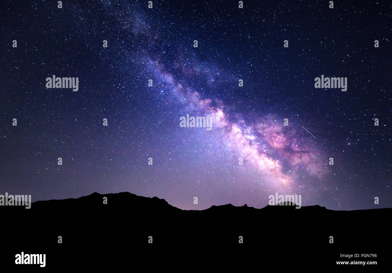 Paysage avec Voie Lactée. Ciel de nuit avec des étoiles dans les montagnes. Banque D'Images
