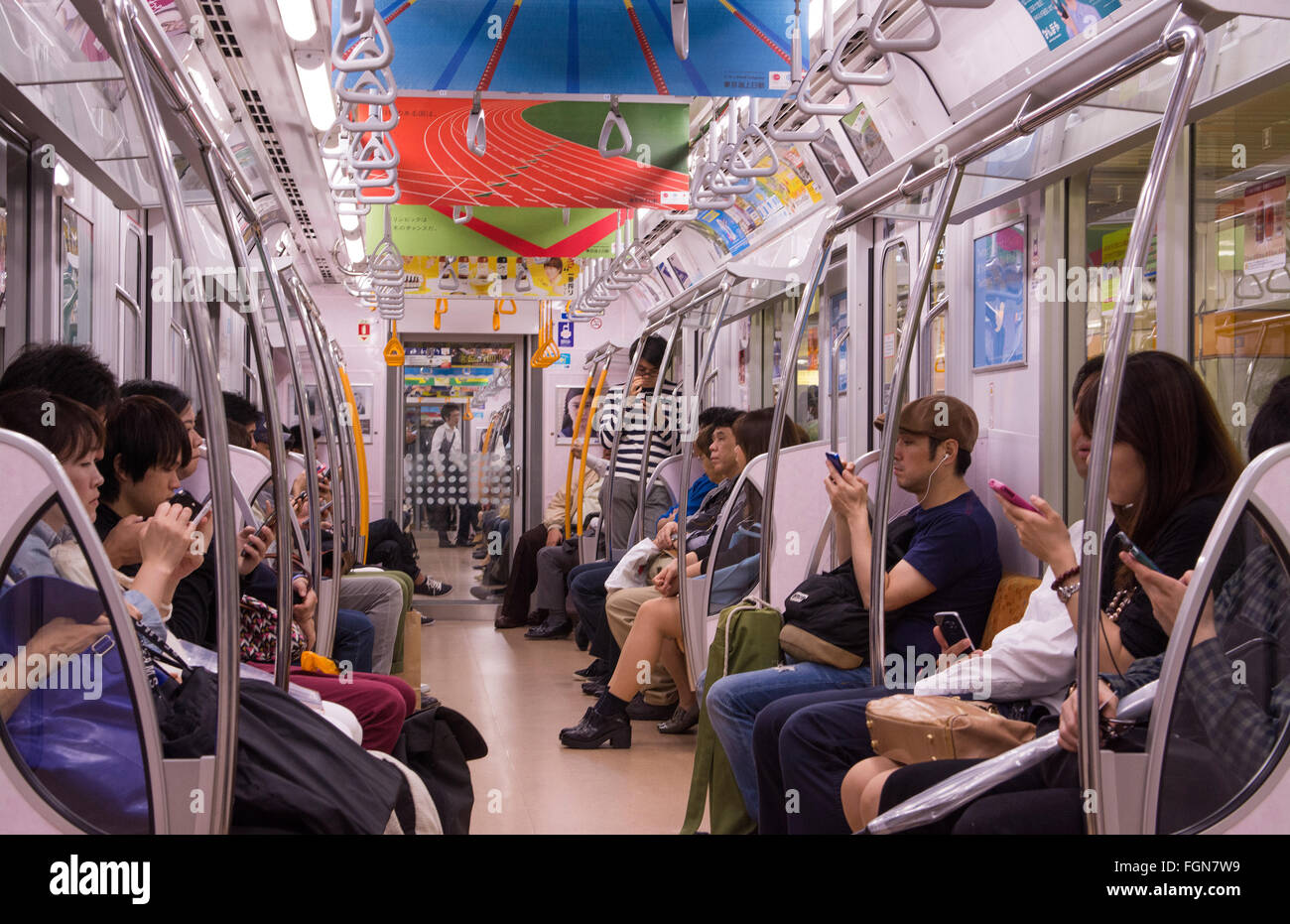 Tokyo Japon foules voiture de métro avec les habitants d'aller travailler dans les transports bondés de cabine de train relaxant assis Banque D'Images