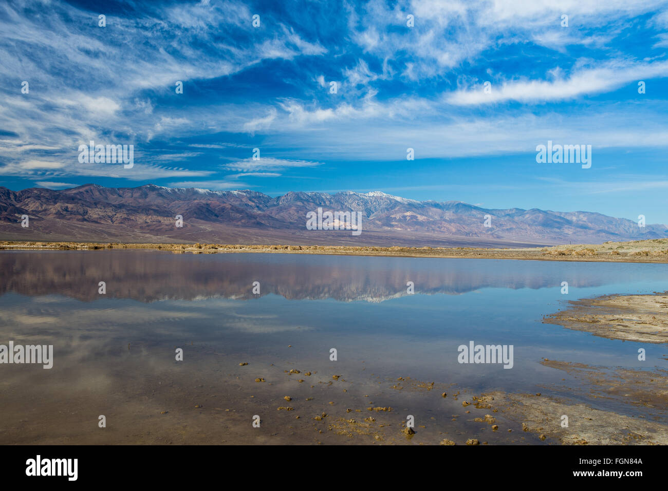 Badwater Basin et Lake Manly dans la vallée de la mort causés par les pluies El Nino en Californie 2016. Reflétant les montagnes Panamint . Banque D'Images