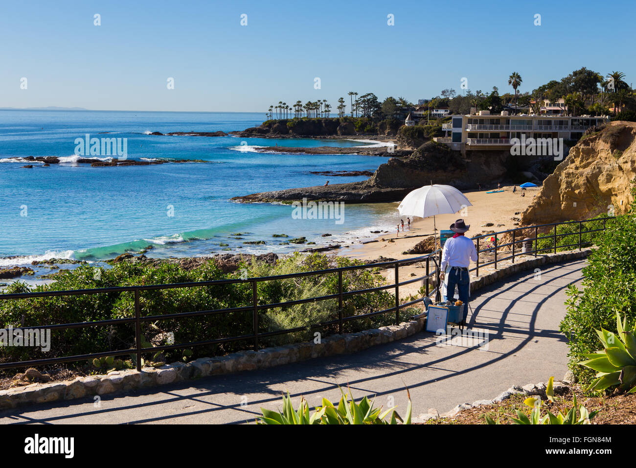 Un artiste immortalise une vue spectaculaire à la recherche au nord le long de la côte à Laguna Beach en Californie Banque D'Images
