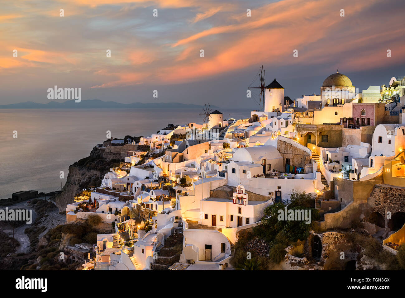 Coucher du soleil dans le village d''Oia, à Santorin, Grèce Banque D'Images