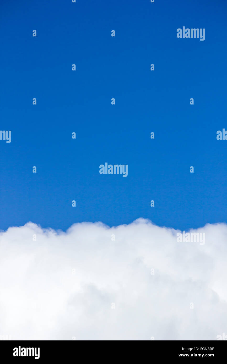 Vertical Image de ciel bleu avec des nuages blancs Banque D'Images