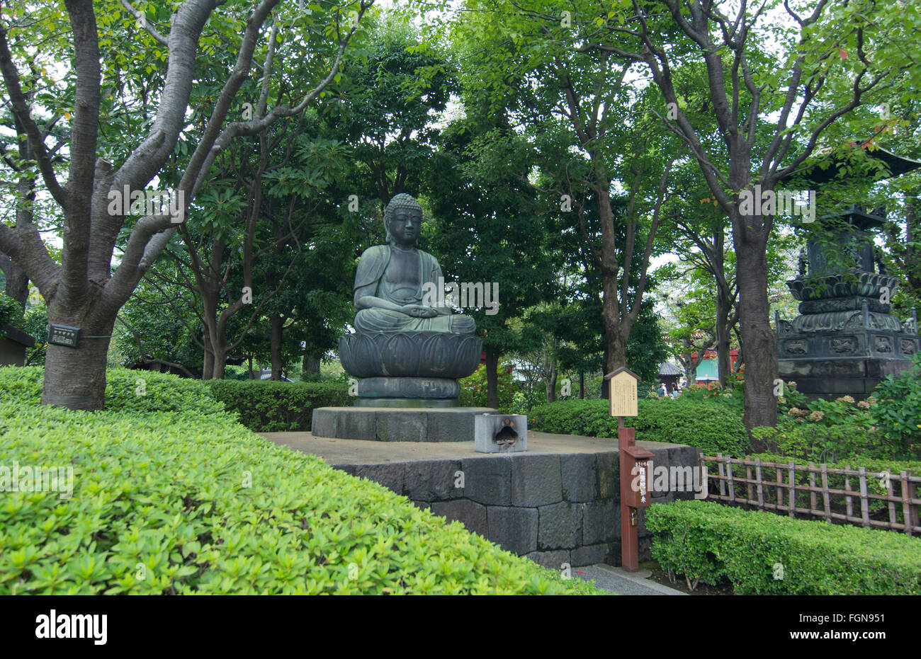 Tokyo Japon calme avec statue de Bouddha au Temple Sensoji Temple le plus ancien de Tokyo avec green hedges et scène paisible Banque D'Images