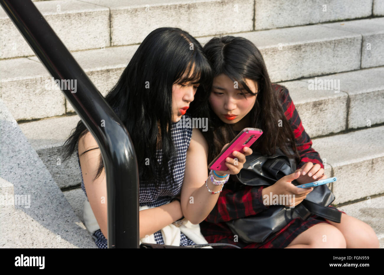 Japon Tokyo teen girls sms sur téléphones mobiles, le Temple Sensoji sur les mesures Banque D'Images