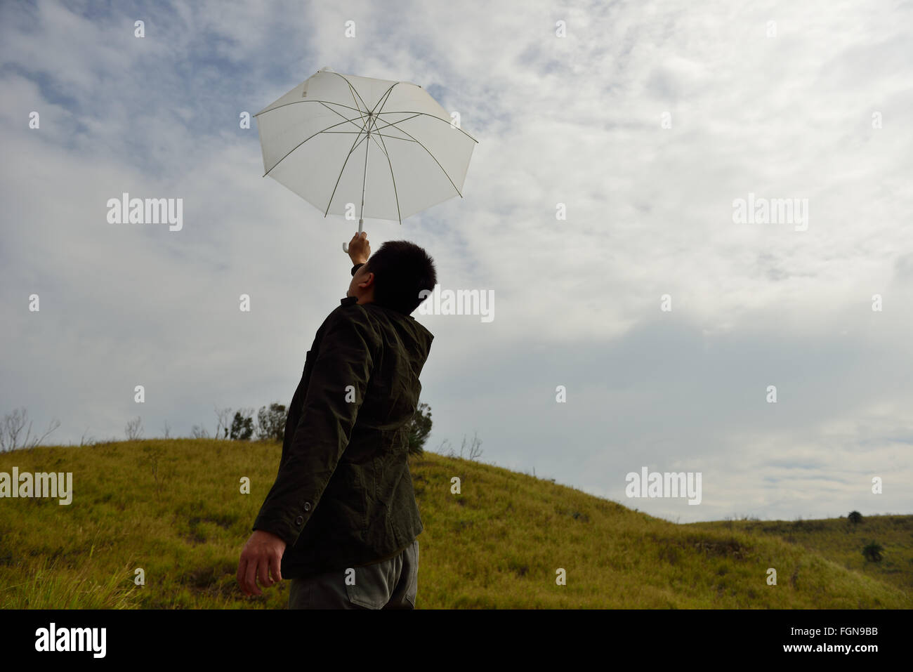 Il est nuageux aujourd'hui . Vous devriez prendre le parapluie avec vous Banque D'Images