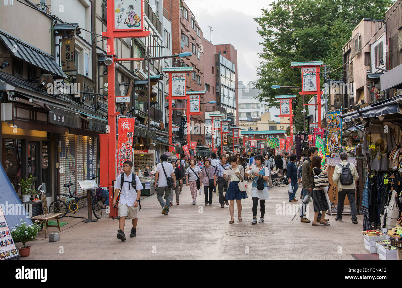 Tokyo Japon foules marcher au Temple Sensoji boutiques avec de vieux magasins traditionnels plus vieux temple de Tokyo Banque D'Images