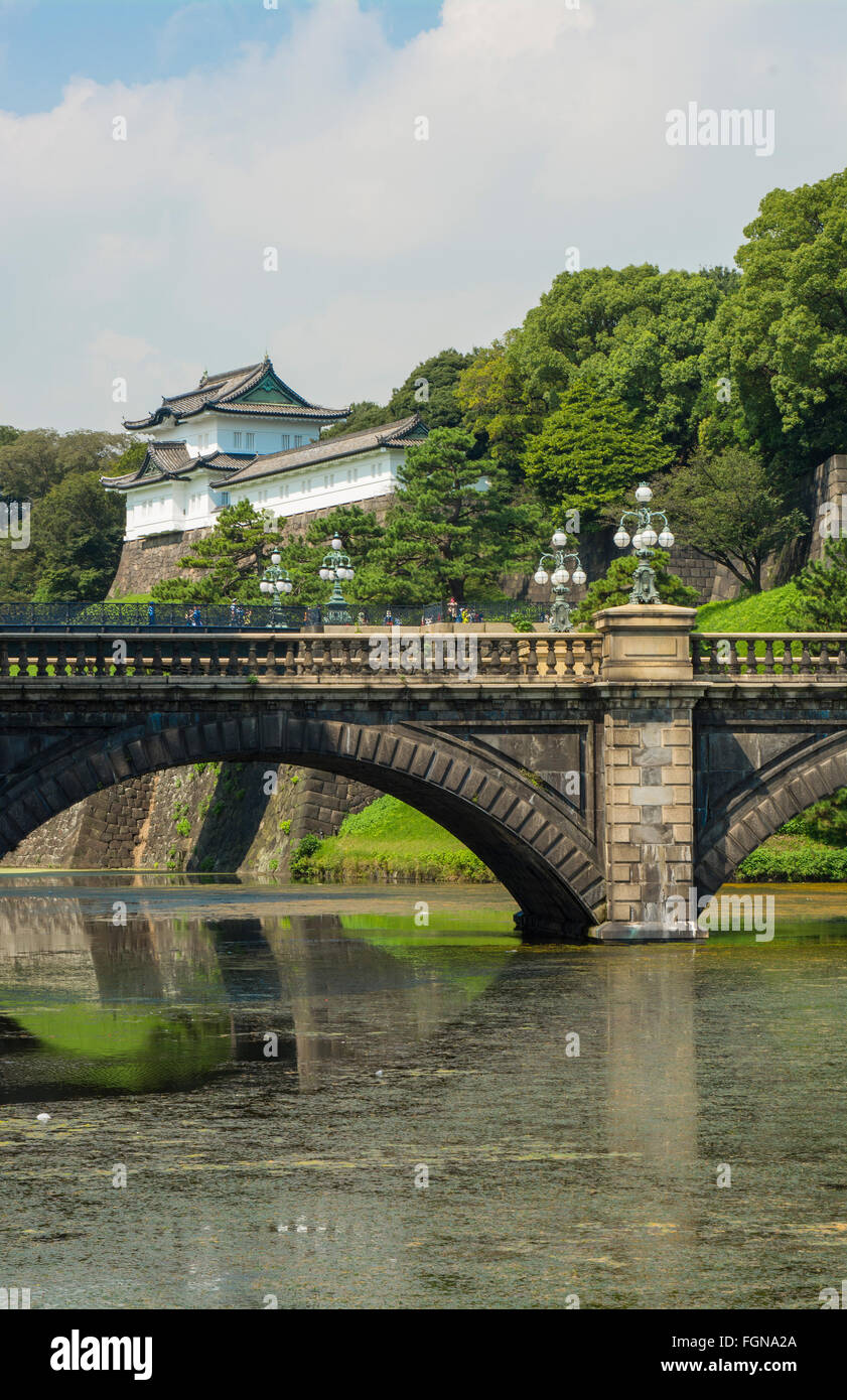 Japon Tokyo Jardins impériaux traditionnels dans le centre-ville de ville d'histoire traditionnelle de l'empereur avec bridge et du temple et des jardins Banque D'Images
