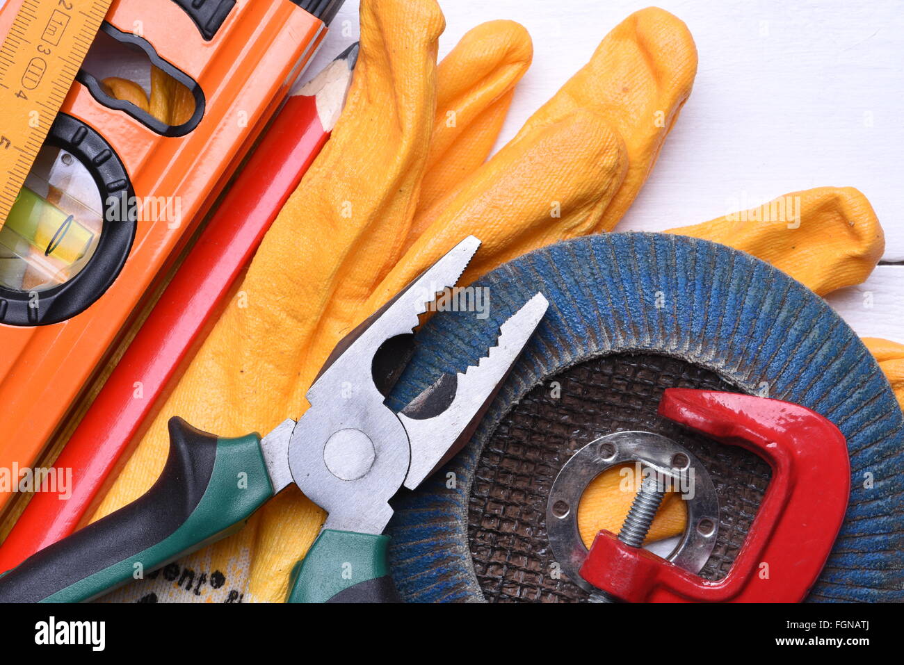 Ensemble d'outils de construction sur fond de bois Banque D'Images