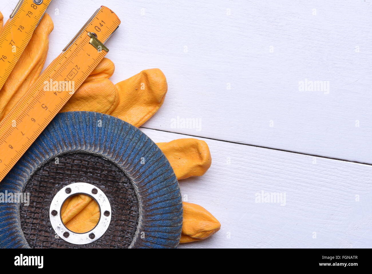 Outils, le papier de disque, des gants et un mètre de hauteur sur fond de bois Banque D'Images