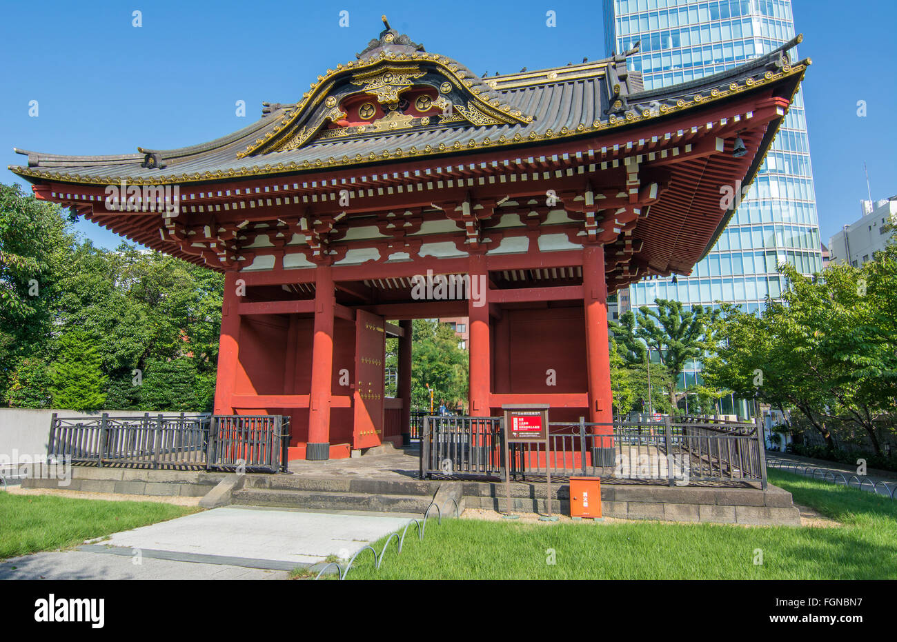 Tokyo Japon porte du temple Zojo-ji dans le quartier de Shiba, au centre-ville vue ville monument historique rouge Banque D'Images