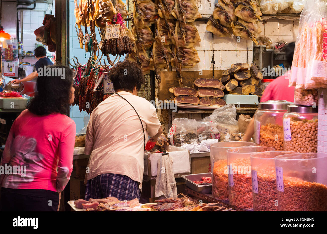 Chine Hong Kong Kowloon meat market sur la rue Pak Hoi An Street avec les clients la nuit dans les petits marchés en plein air Banque D'Images