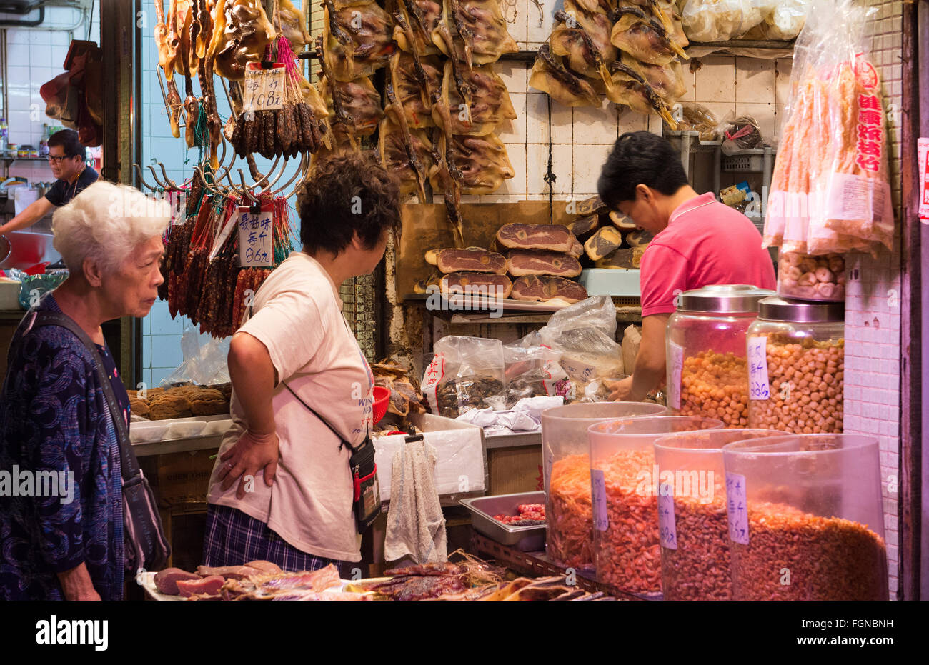 Chine Hong Kong Kowloon meat market sur la rue Pak Hoi An Street avec les clients la nuit dans les petits marchés en plein air Banque D'Images