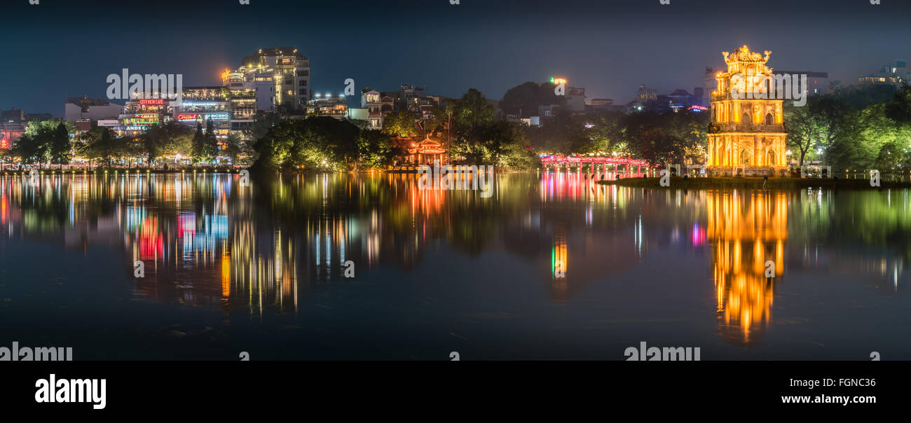 Nuit à Hanoi, Vietnam : Hoan Kiem Lake dans l'ancien quartier français Banque D'Images