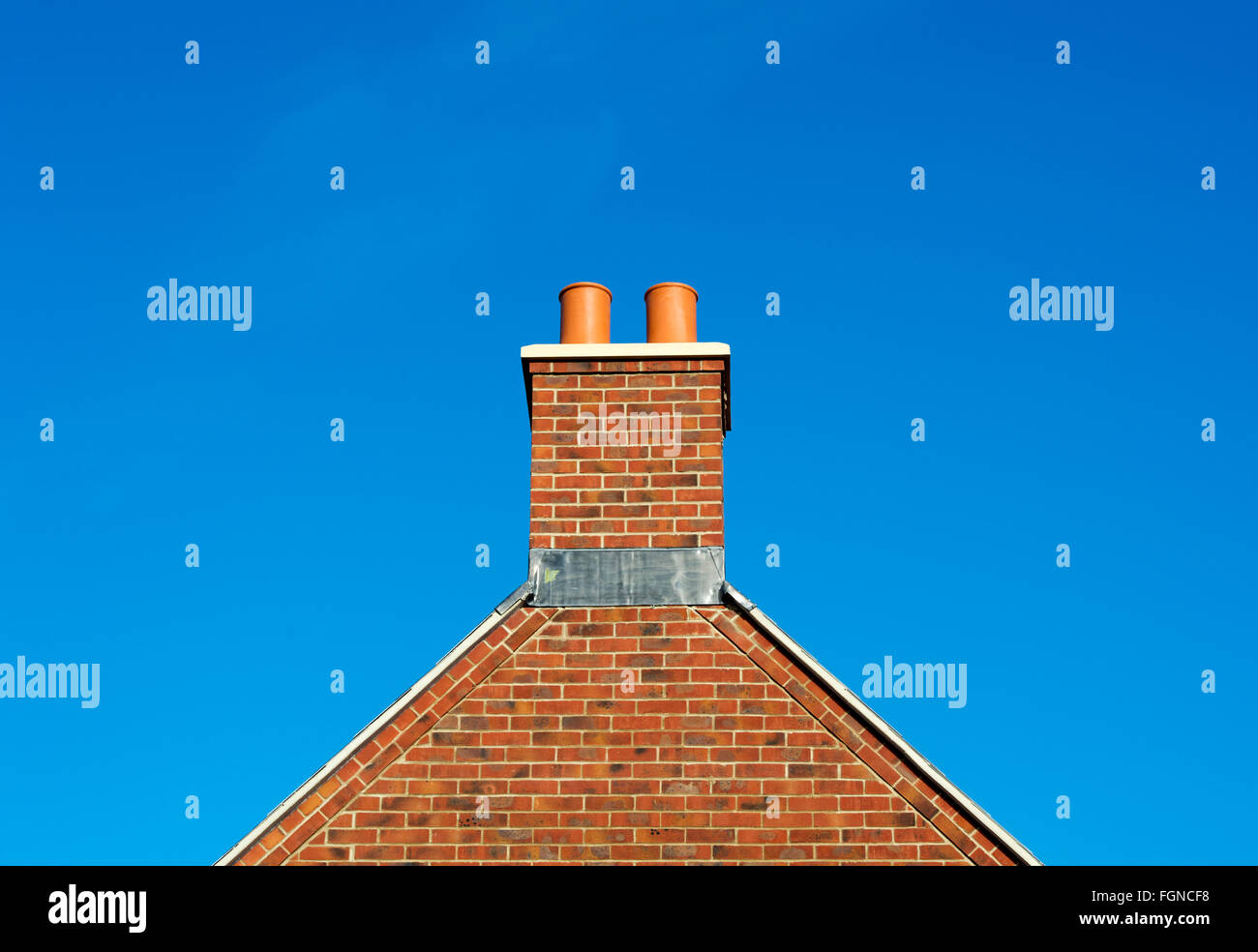 Nouvelle construction maison brique rouge de pignon et la cheminée résumé. Bicester, Oxfordshire, Angleterre Banque D'Images