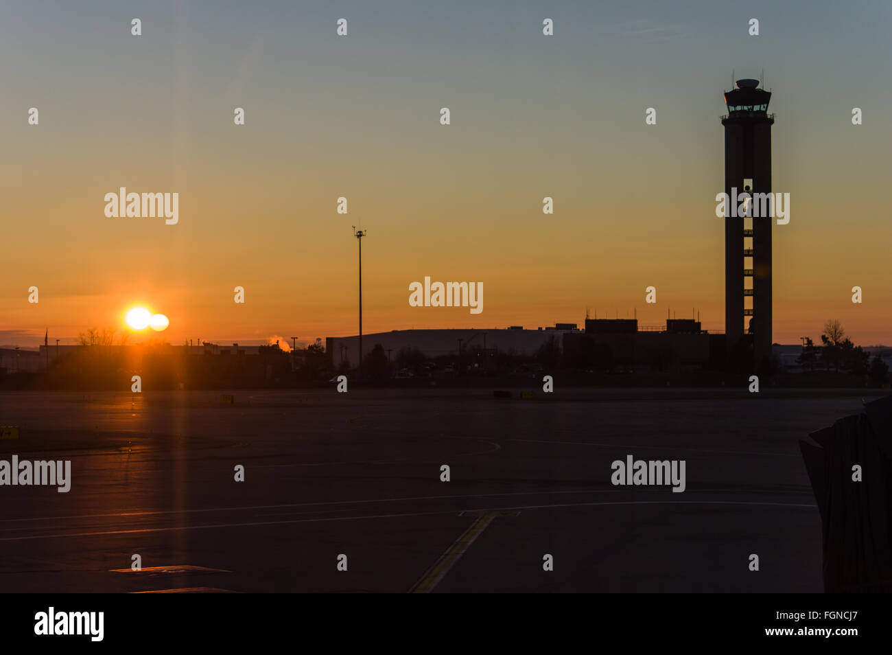 Lever du soleil à l'Aéroport International de Pittsburgh montre la tour de contrôle du trafic aérien Banque D'Images