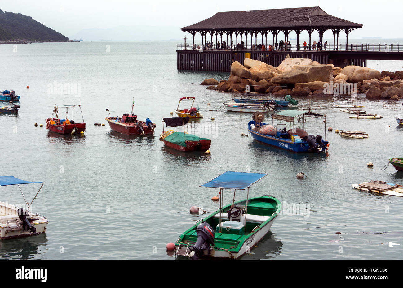 Hong Kong Chine Stanley village vieux bateaux de pêche de la crevette dans le port et du quai Banque D'Images