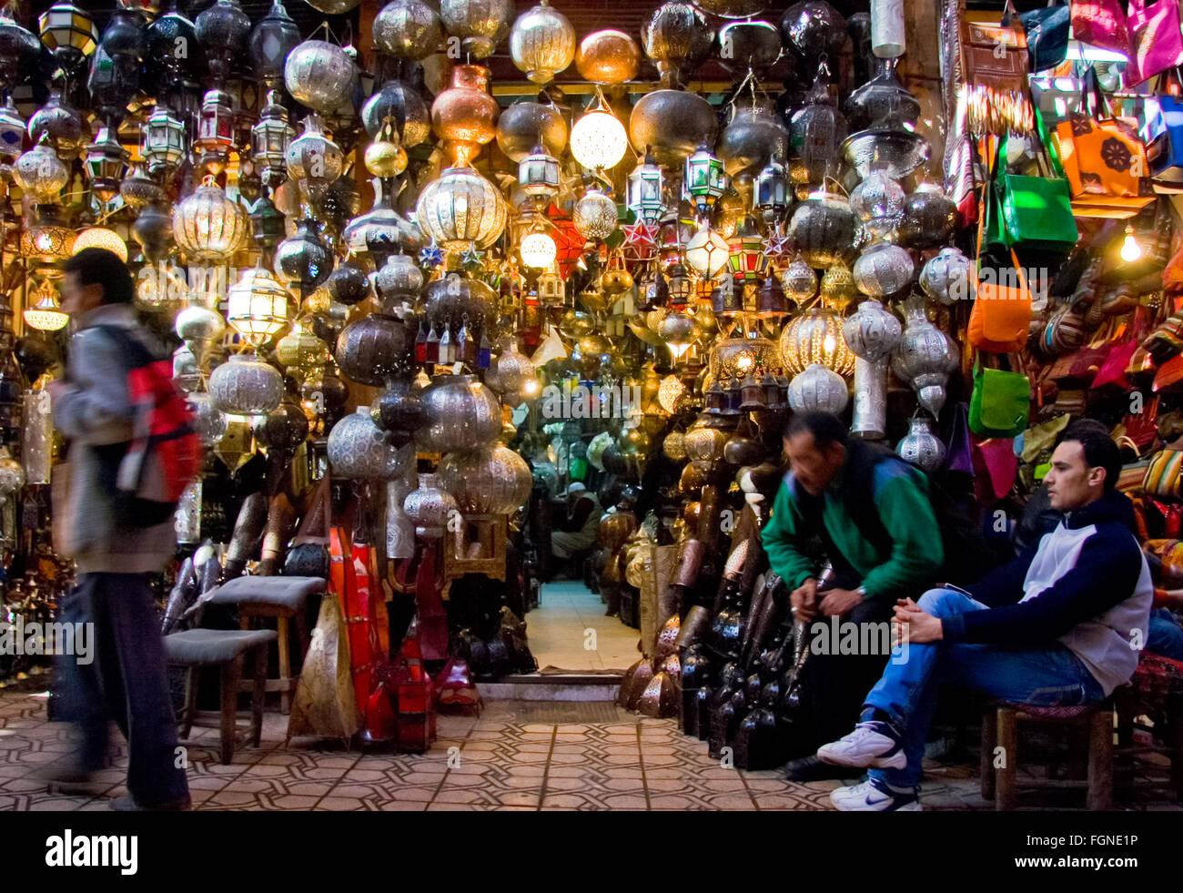 Maroc - Marrakech ,le 21 janvier : des personnes non identifiées, shopping dans le souk de Marrakech le 21 janvier 2010 à Marrakech. En 2009 Banque D'Images