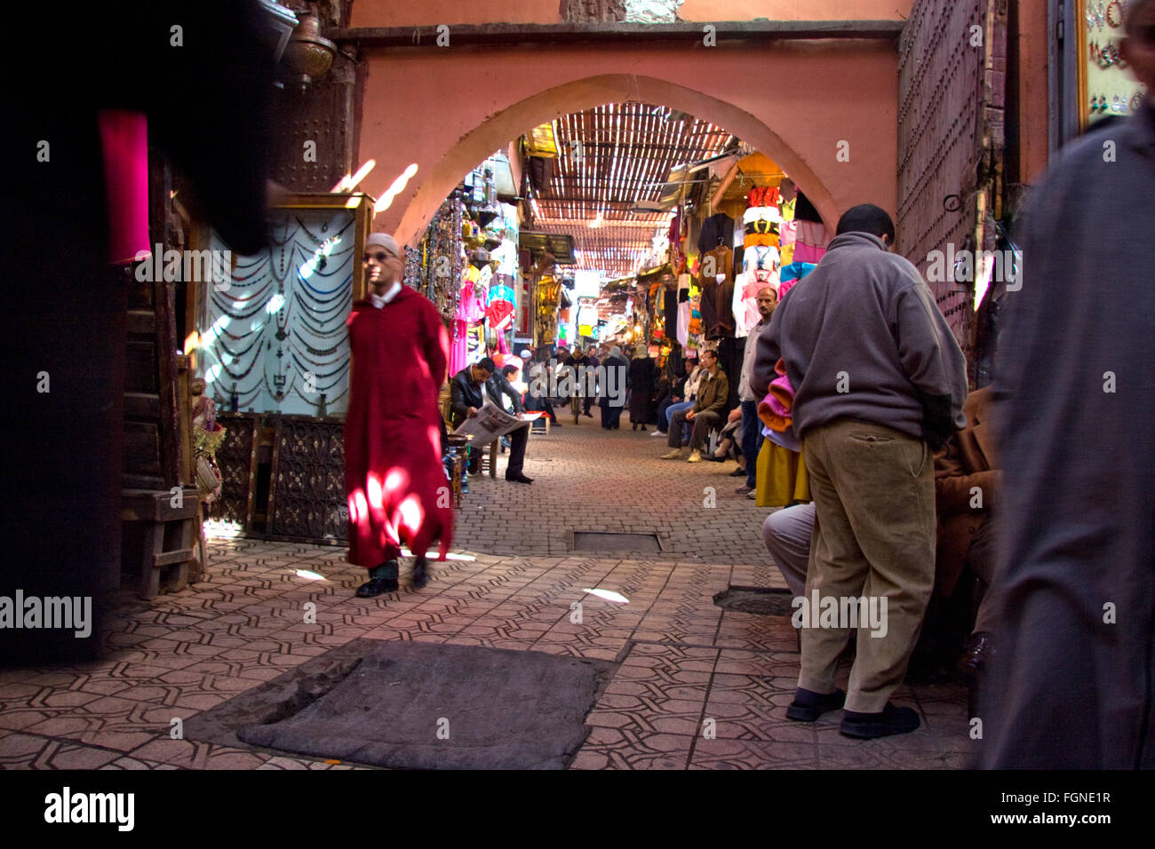 Maroc - Marrakech ,le 21 janvier : des personnes non identifiées, shopping dans le souk de Marrakech le 21 janvier 2010 à Marrakech. En 2009 Banque D'Images