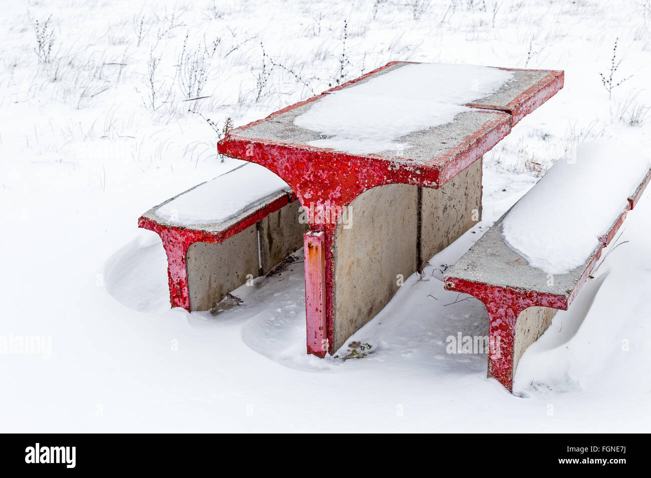 Table et chaises en béton dans la neige Banque D'Images