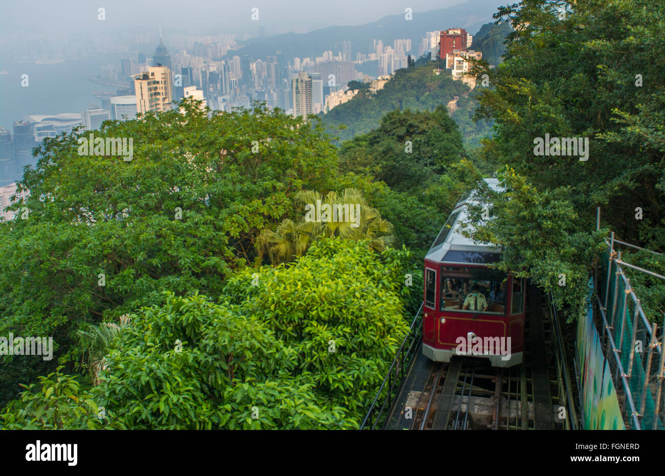 Hong Kong Chine Victoria Peak tram qui descend sur la montagne brumeuse de smog jour brumeux avec aucune visibilité Banque D'Images
