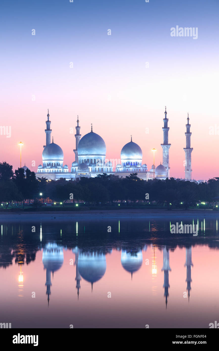 Grande Mosquée de Sheikh Zayed à Abu Dhabi, EAU au lever du soleil Banque D'Images