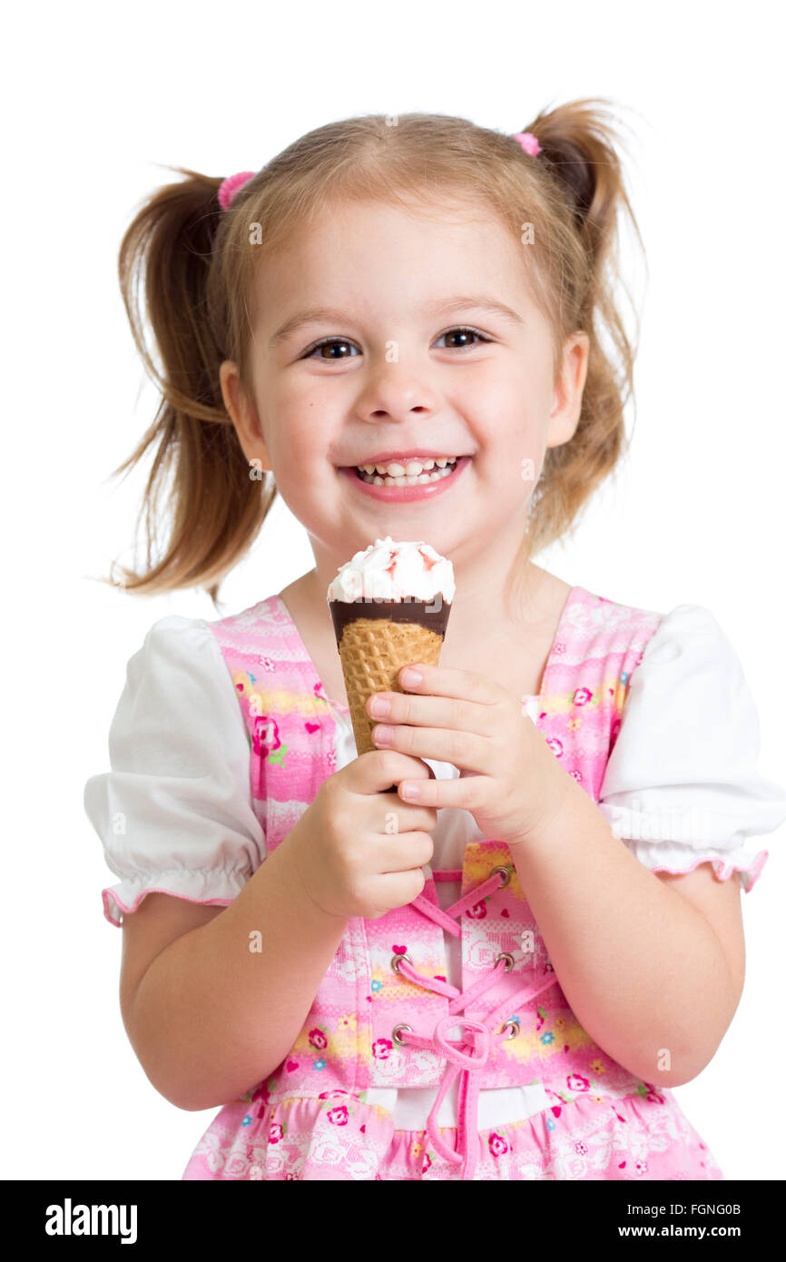 Enfant joyeuse fille mange la crème glacée en studio isolated Banque D'Images