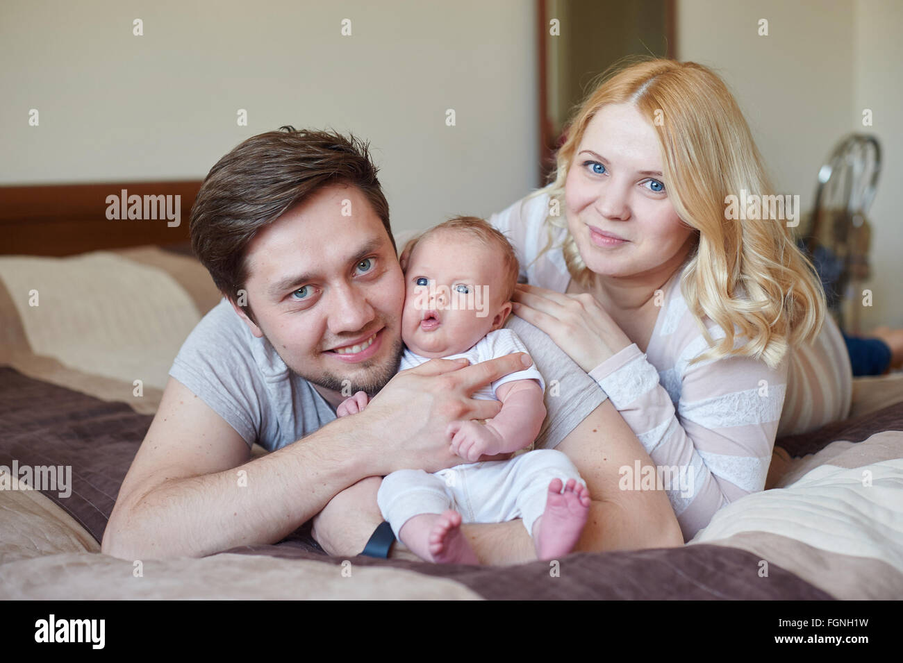 Heureux les jeunes parents famille attrayant avec bébé nouveau-né Banque D'Images