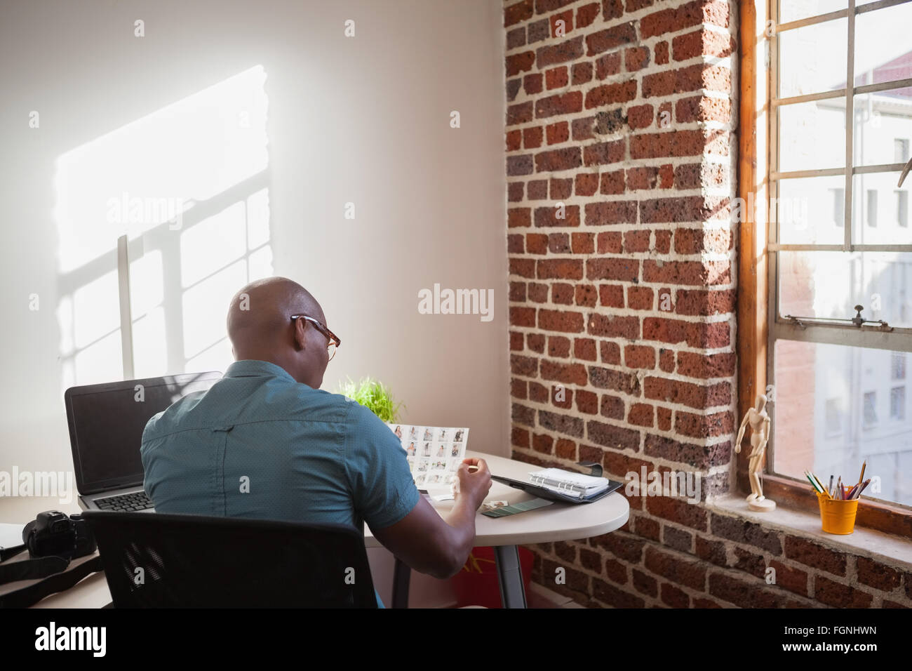 Photographe occasionnel regardant sa feuille de contact Banque D'Images