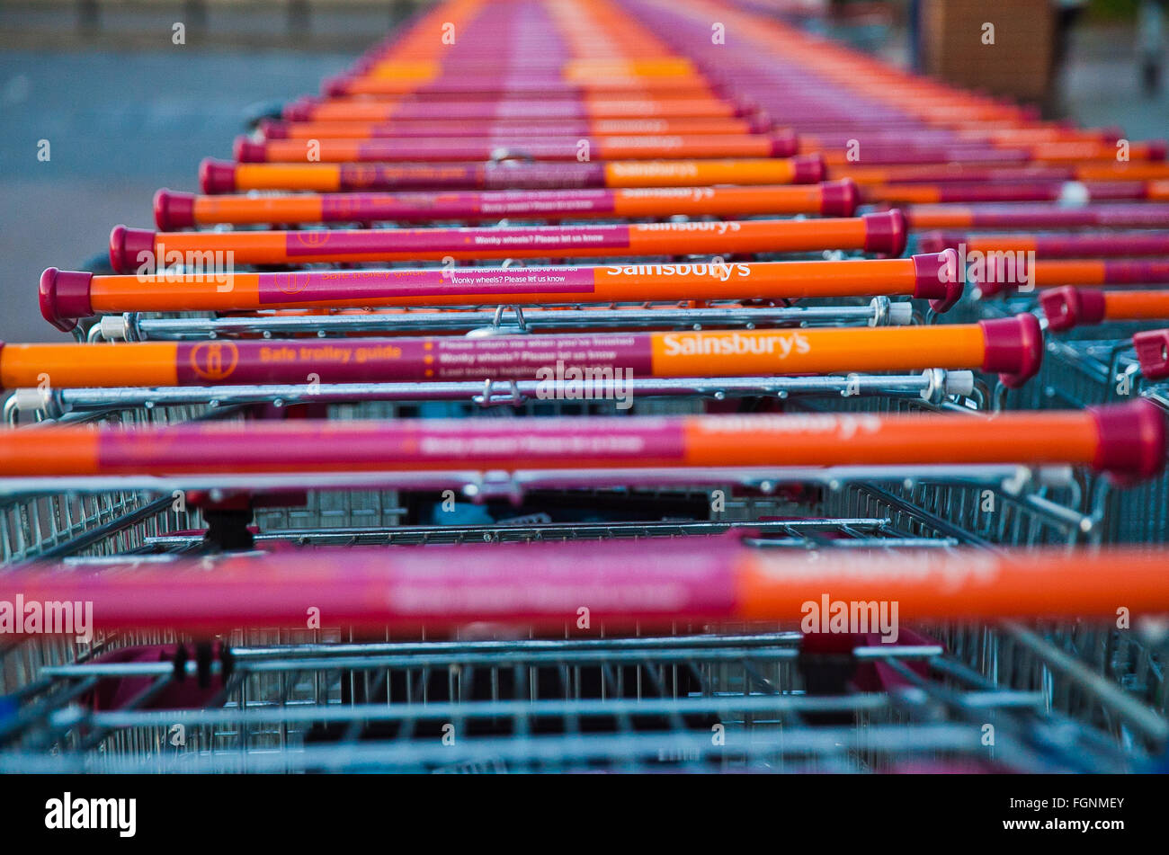 Une rangée d'un chariot stationné à l'extérieur d'un supermarché Sainsbury's au nord de Londres Banque D'Images