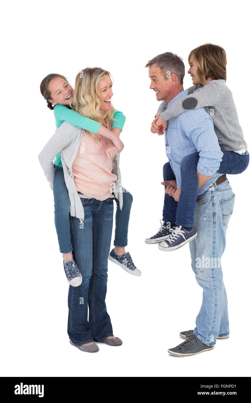 Deux parents heureux de donner à leurs enfants un piggy back Banque D'Images