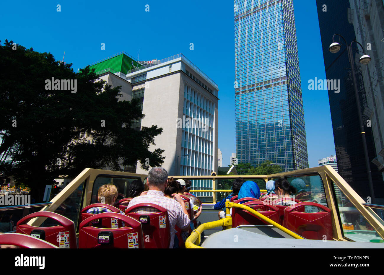 Hong Kong Chine deux decker bus touristique équestre autour de ville avec des gratte-ciel du centre-ville de sièges Banque D'Images