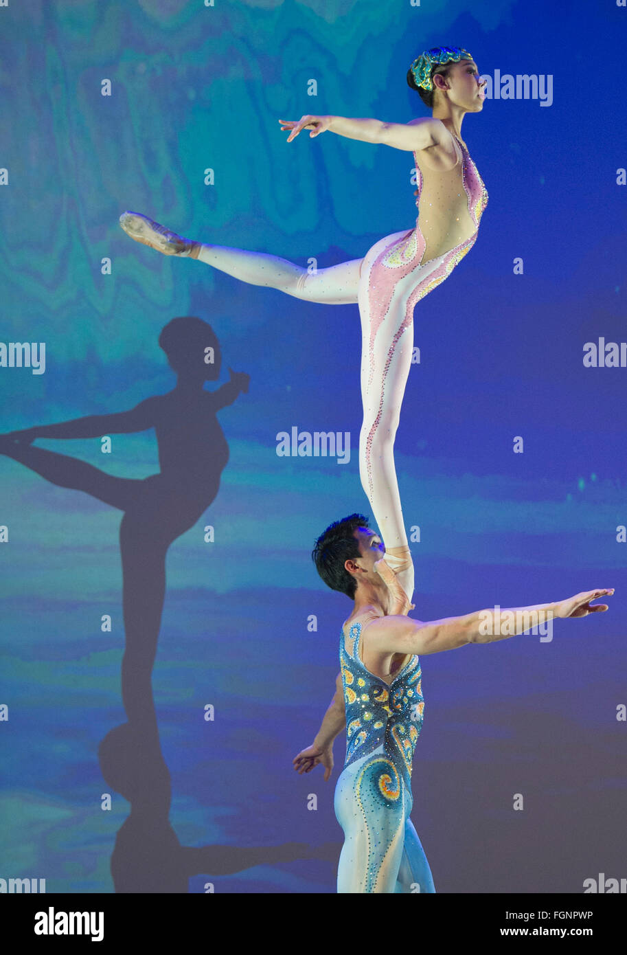 Los Angeles, USA. Feb 21, 2016. Sun acrobates Yina (supérieur) et Yang Wentong effectuer au cours de la 'culture de la Chine, Festival de Printemps' Gala au Pasadena Civic Auditorium à Los Angeles, États-Unis, le 21 février 2016. L'auditoire a été traité avec un splendide spectacle de performances d'artistes chinois d'avant la Fête des lanternes, qui tombe le 22 février cette année. Crédit : Yang Lei/Xinhua/Alamy Live News Banque D'Images