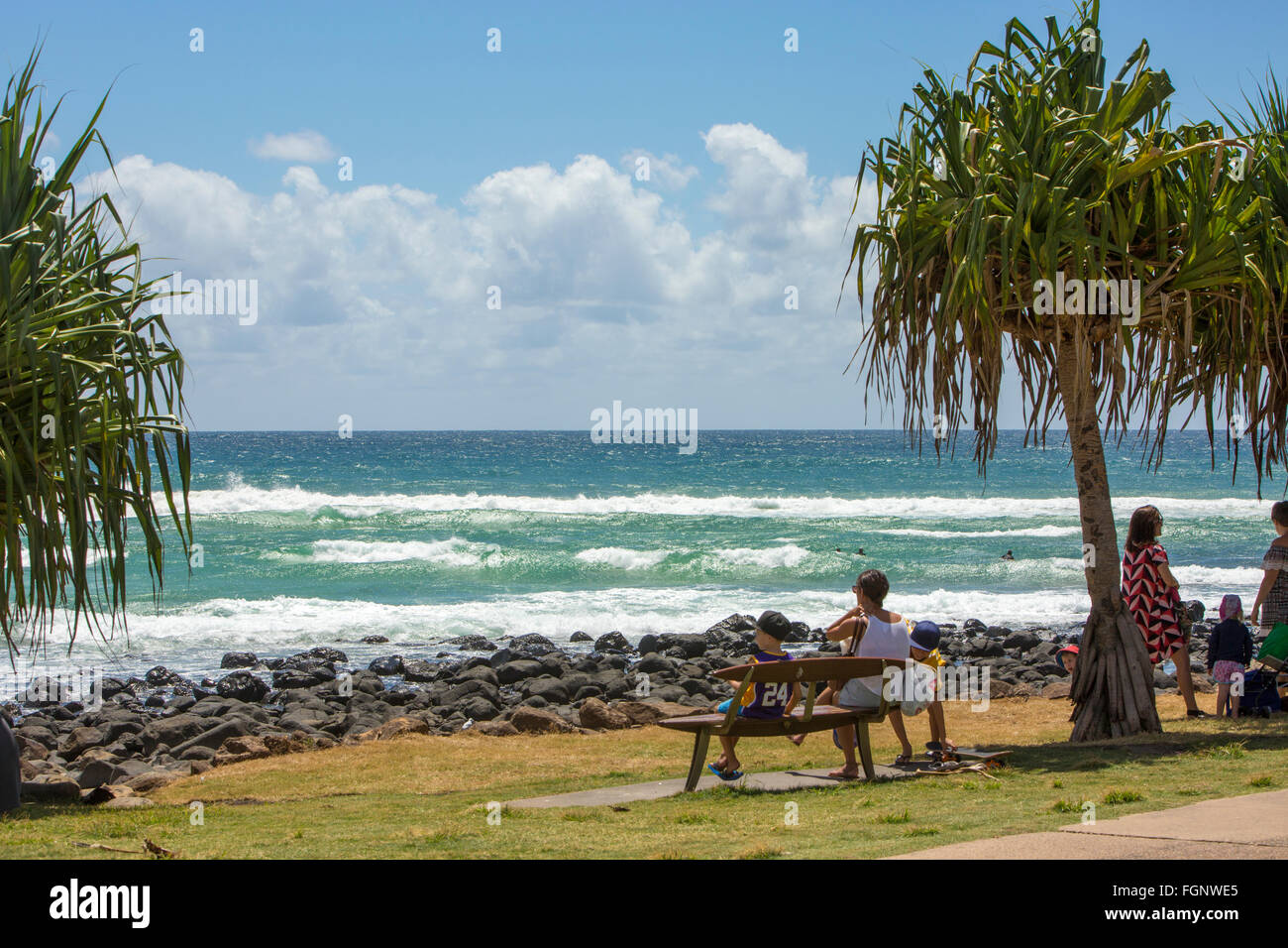 Les gens à vous détendre près de l'océan dans Burleigh Heads, sur la Gold Coast du Queensland, Australie Banque D'Images