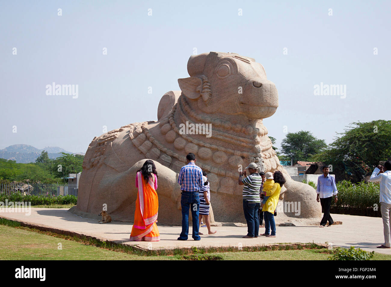 Grand Nandi monolithique en granit, bull Lepakshi, District d'Anantapur, Andhra Pradesh, Inde Banque D'Images