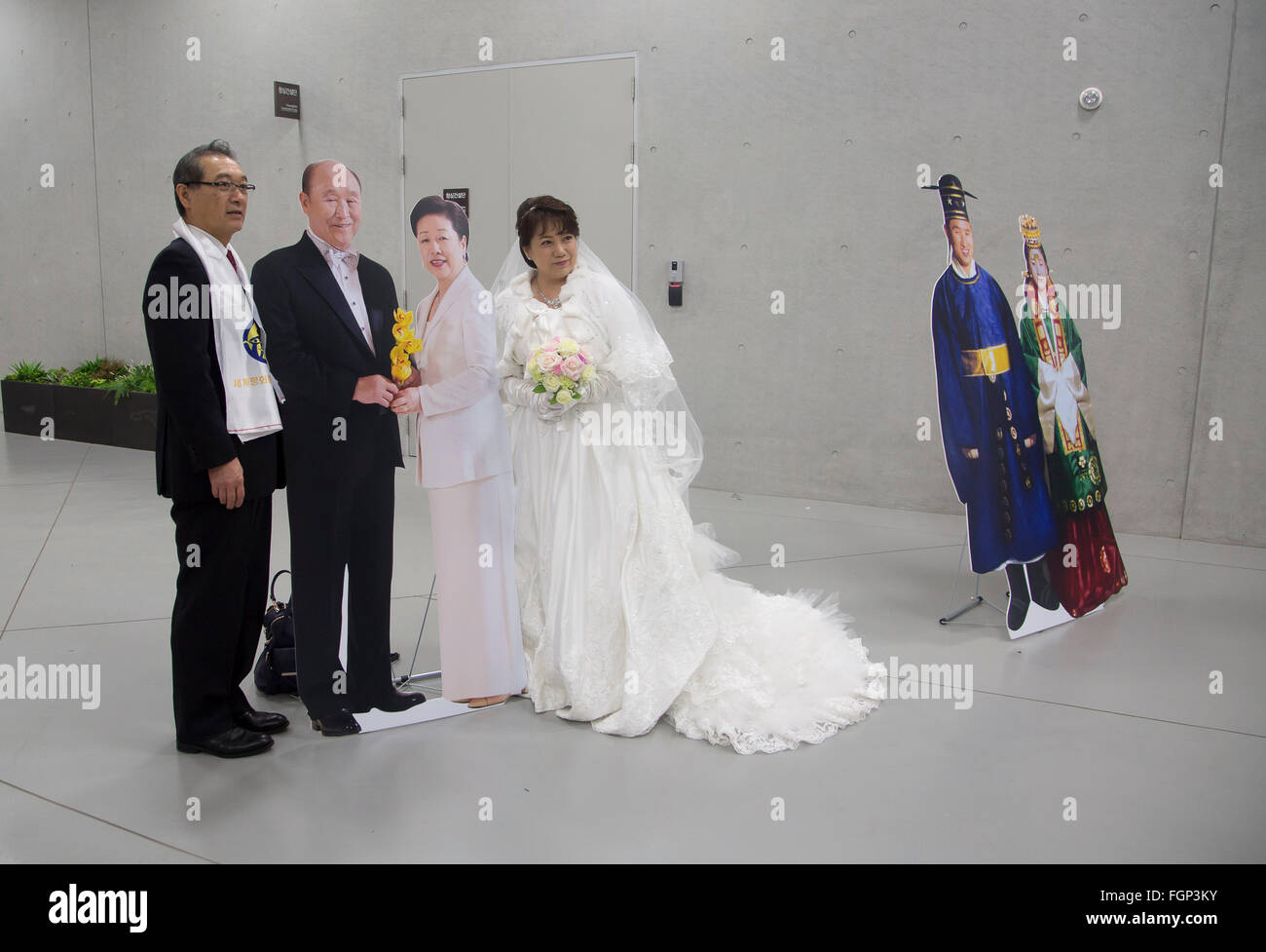 La messe de l'église de l'Unification, de mariage Février 20, 2016 nouveaux mariés : prendre une photo souvenir au cours d'une cérémonie de mariage de l'Eglise de l'Unification au Centre mondial de la paix cale Cheong à Gapyeong, environ 60 km (37 milles) à l'est de Séoul, Corée du Sud.L'église dit sur 3 000 couples de plus de 60 pays ont participé à la messe de mariage et d'autres couples Gapyeong 12 000 ont assisté à la cérémonie de mariage par diffusion diffusé en direct, qui a été organisé par Hak-Ja Han, veuve du Révérend Moon Sun-Myung, fondateur de l'Eglise de l'Unification. © Lee Jae-Won/AFLO/Alamy Live News Banque D'Images