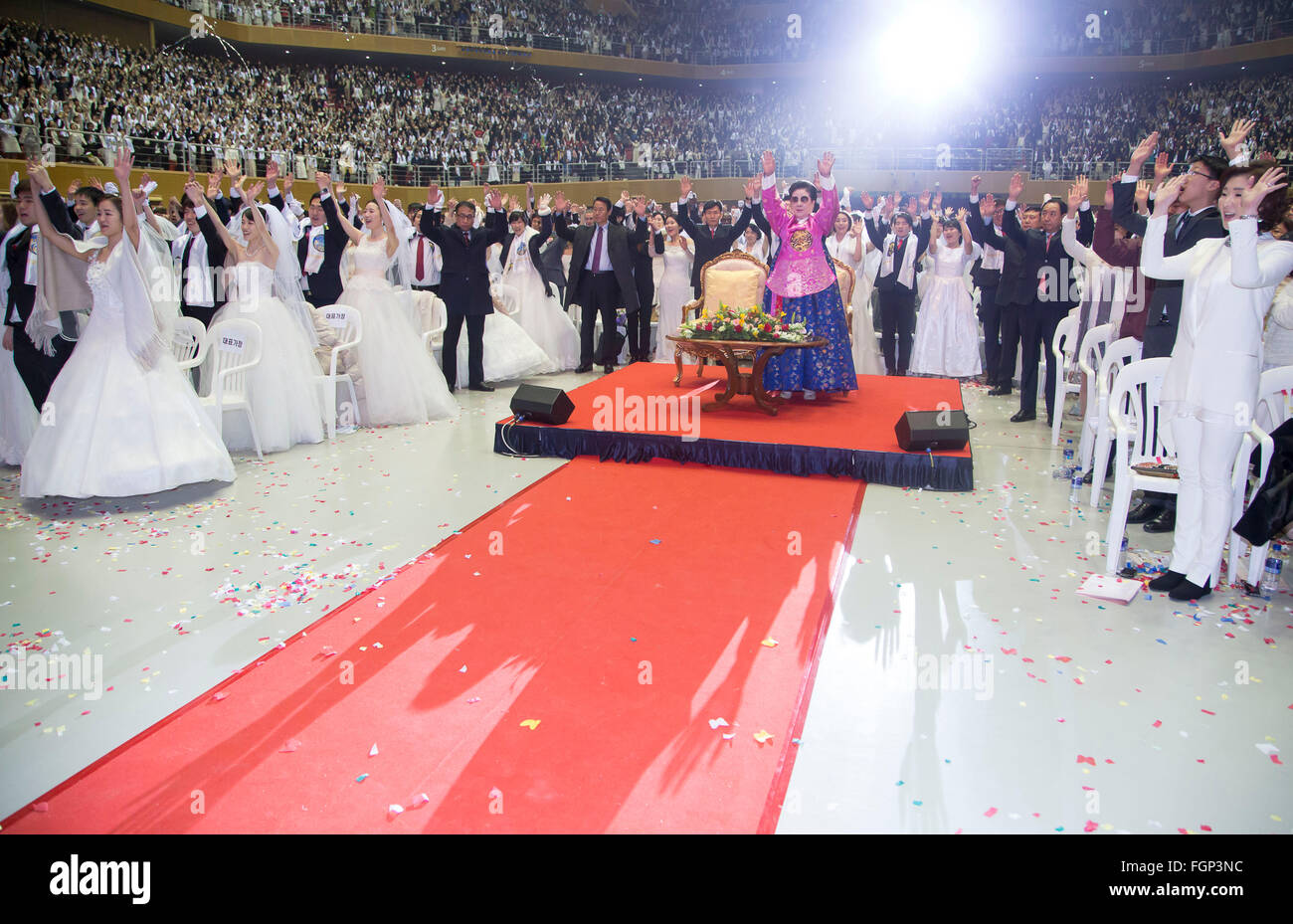 La messe de l'église de l'Unification, de mariage Février 20, 2016 : de nouveaux mariés et Han Hak-Ja (C), veuve du Révérend Moon Sun-Myung, fondateur de l'Eglise de l'Unification, participer à une cérémonie de mariage en masse de l'église au Centre mondial de la paix cale Cheong à Gapyeong, environ 60 km (37 milles) à l'est de Séoul, Corée du Sud.L'église dit sur 3 000 couples de plus de 60 pays ont participé à la messe de mariage et d'autres couples Gapyeong 12 000 ont assisté à la cérémonie de mariage par diffusion diffusé en direct, qui a été organisé par Hak-Ja Han, veuve du Révérend Moon Sun-Myung, fondateur de l'Uni Banque D'Images