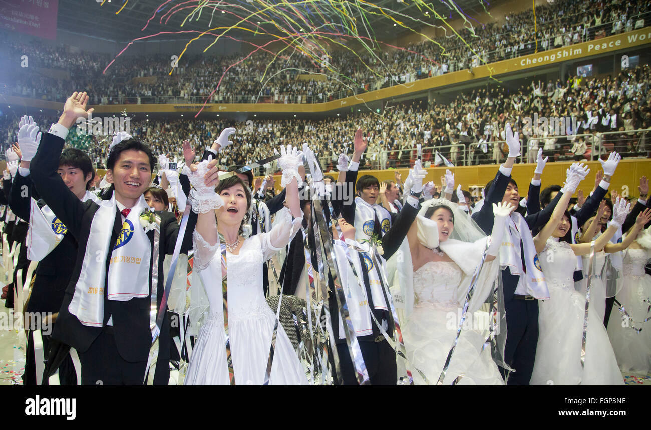 La messe de l'église de l'Unification, de mariage Février 20, 2016 nouveaux mariés : participer à une cérémonie de mariage en masse de l'Eglise de l'Unification au Centre mondial de la paix cale Cheong à Gapyeong, environ 60 km (37 milles) à l'est de Séoul, Corée du Sud.L'église dit sur 3 000 couples de plus de 60 pays ont participé à la messe de mariage et d'autres couples Gapyeong 12 000 ont assisté à la cérémonie de mariage par diffusion diffusé en direct, qui a été organisé par Hak-Ja Han, veuve du Révérend Moon Sun-Myung, fondateur de l'Eglise de l'Unification. © Lee Jae-Won/AFLO/Alamy Live News Banque D'Images