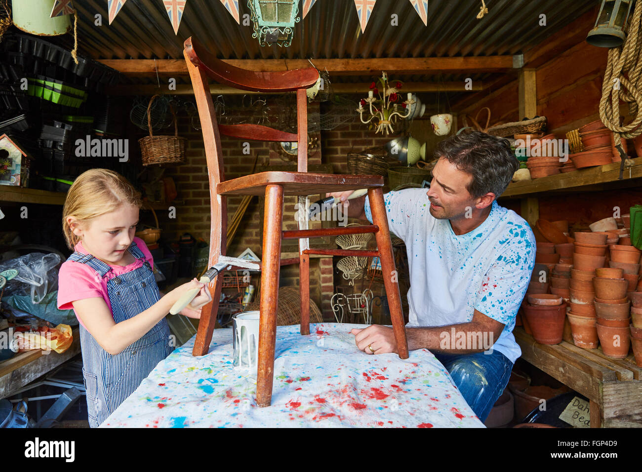 Père et fille de la chaire de peinture atelier Banque D'Images