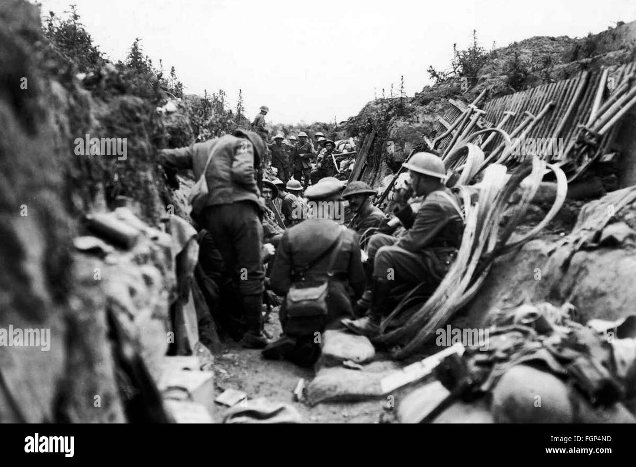 Bataille de Verdun 1916 - soldats britanniques dans la tranchée Photo ...