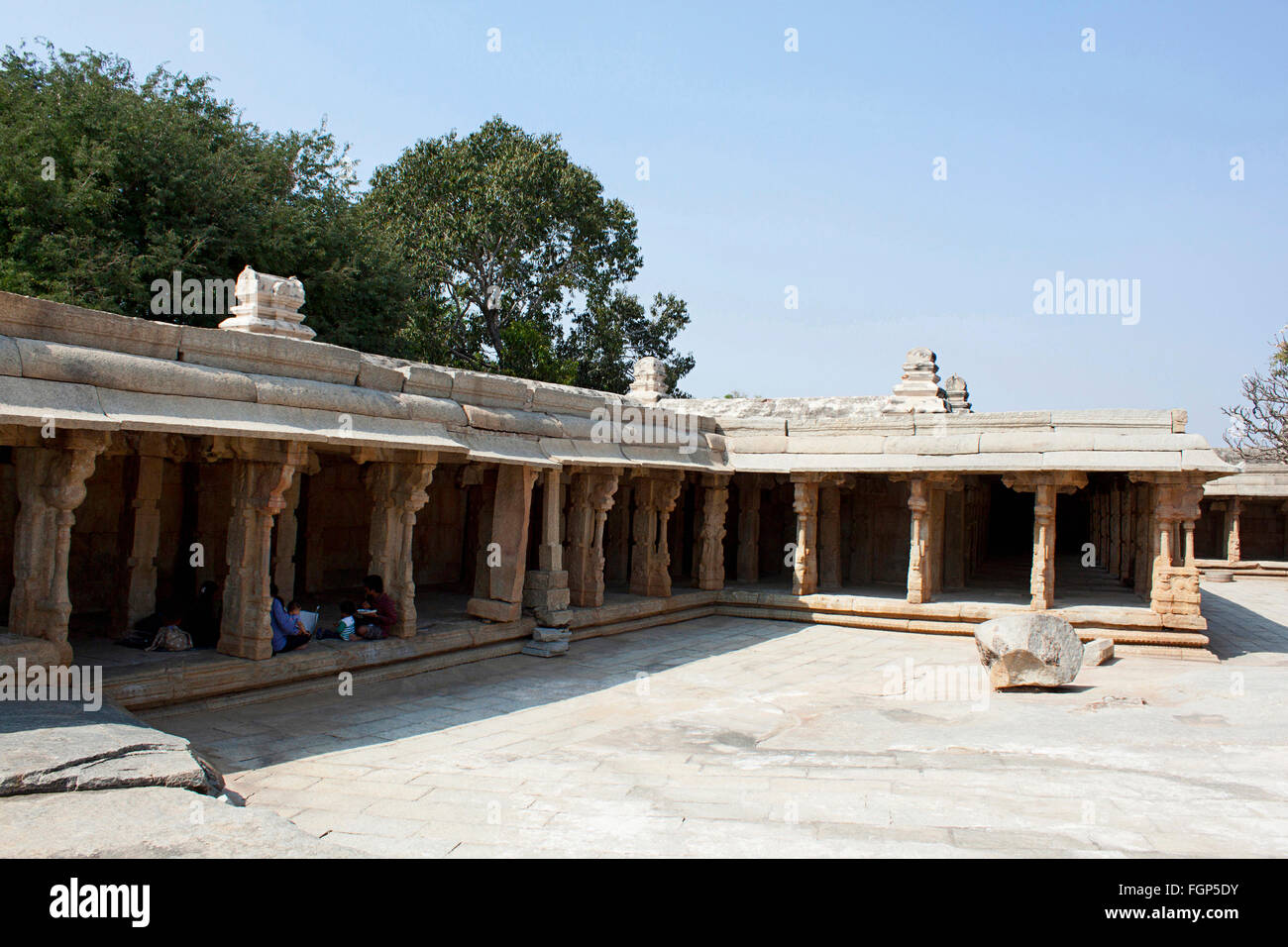 Temple Lepakshi cour extérieure, couloir avec piliers, District d'Anantapur, Andhra Pradesh, Inde Banque D'Images