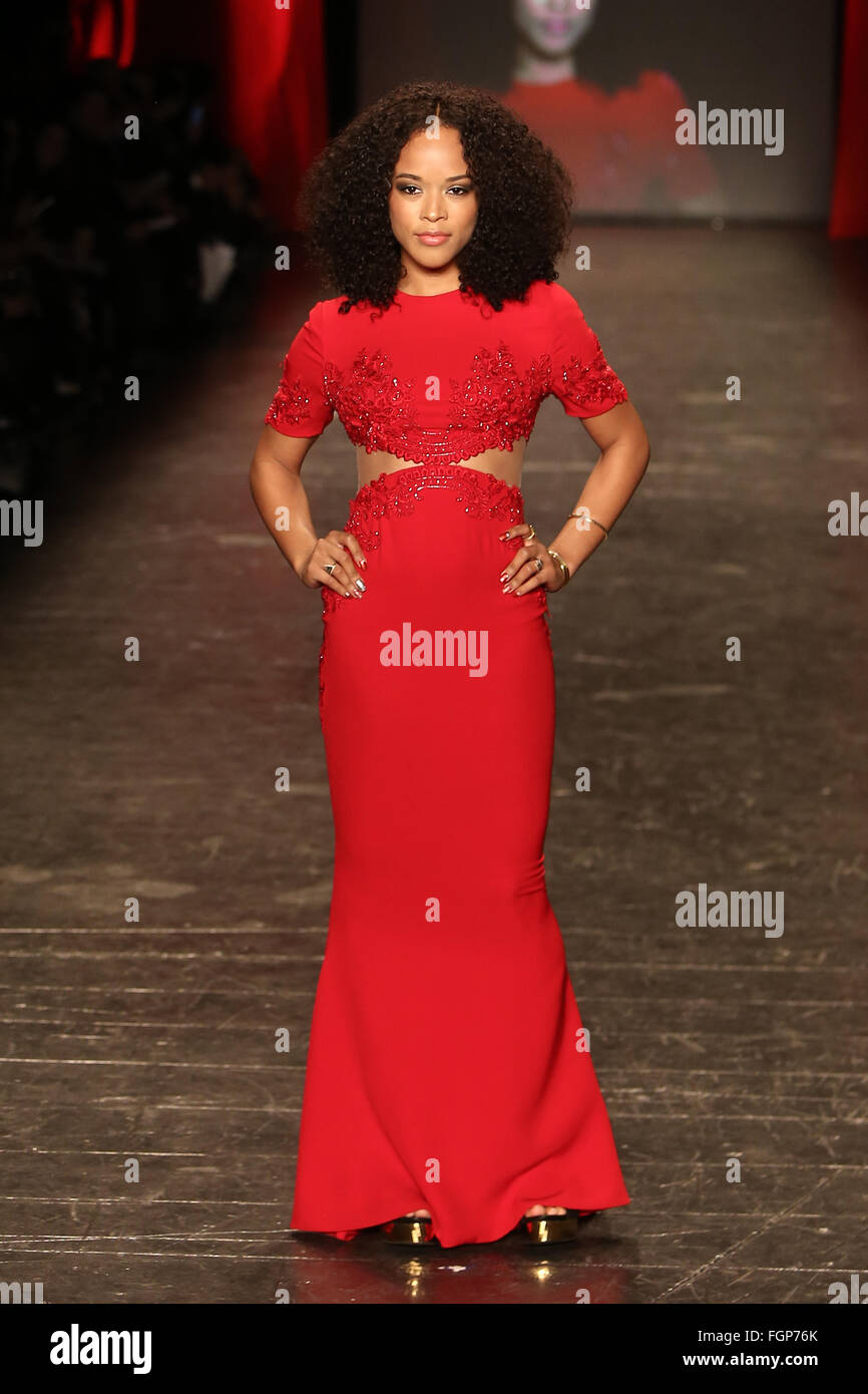 Serayah porte Reem Acra au rendez-vous pour les femmes Rouge Red Dress collection 2016 présenté par Macy's à New York Fashion Week. Banque D'Images
