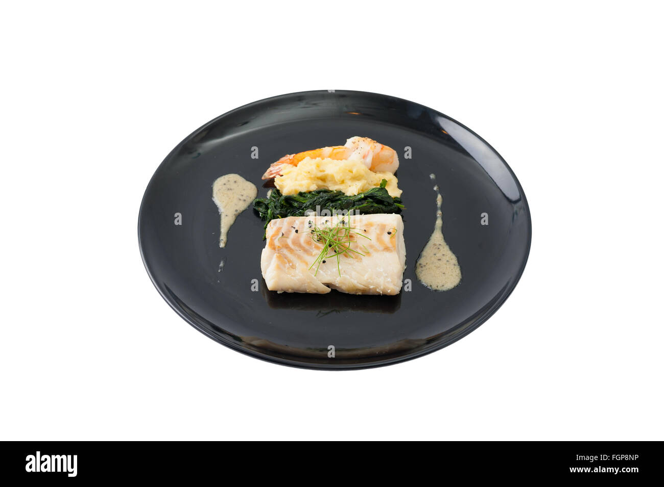 Steak de poisson Cabillaud aux crevettes, légumes et pommes de terre, de maille, moderne style alimentaire isolé sur fond blanc avec clipping path Banque D'Images