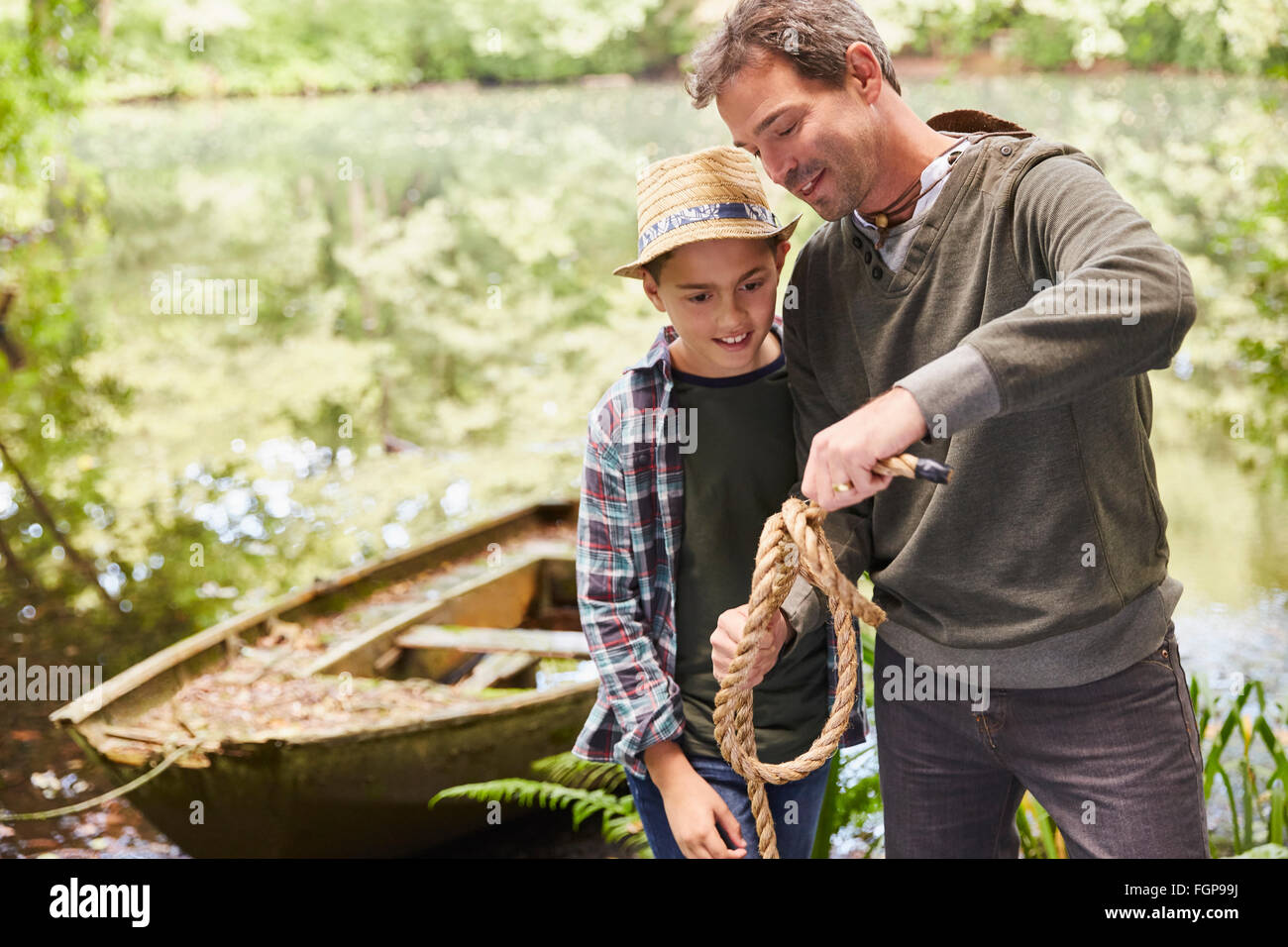 L'enseignement du père fils comment attacher une corde knot Banque D'Images